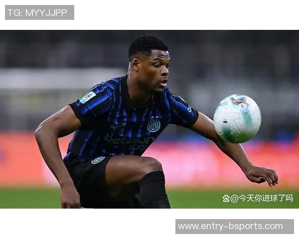 邓弗里斯脚踝伤情恢复不理想确定缺席米兰德比战 邓弗里斯脚踝伤情恢复不理想确定缺席米兰德比战